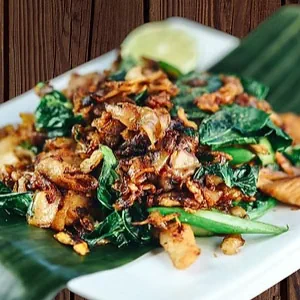 Nouilles de riz larges sautées à la sauce soja