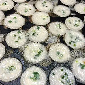 Petites bouchées coco-croustillantes cuites dans un moule à alvéoles