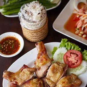 Poulet grillé avec du riz gluant