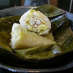 Riz gluant sucré à la banane, cuit dans une feuille de bananier