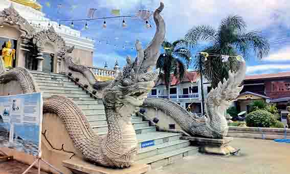 Les majestueux Nagas sculptés protègent l'accès aux escaliers du Phra That Nong.