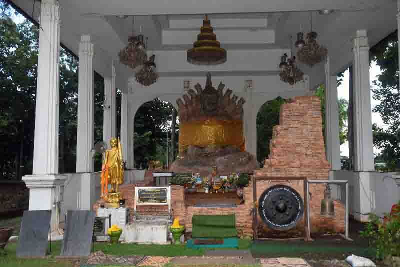 Wat Prathat Bang Phouan Sra Muchalinda évoque le Naga protégeant le Bouddha en méditation.
