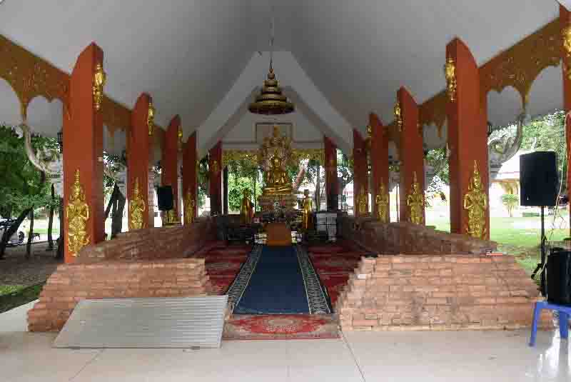 Pavillon de méditation au Wat Prathat Bang Phouan, lieu de recueillement et de sérénité.