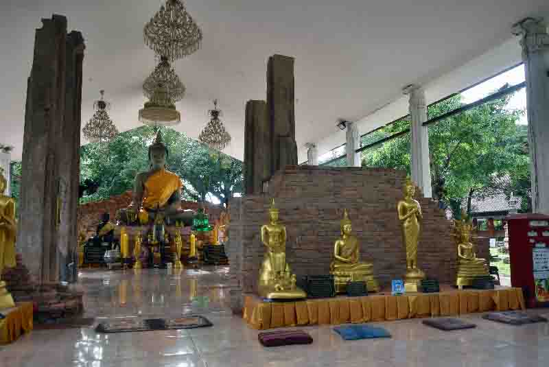 Wat Prathat Bang Phouan Vestiges anciens et statues de Bouddha.