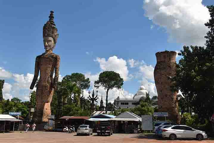 Gigantesque statue de Bouddha (de plus de 20 m de hauteur, construite en briques)