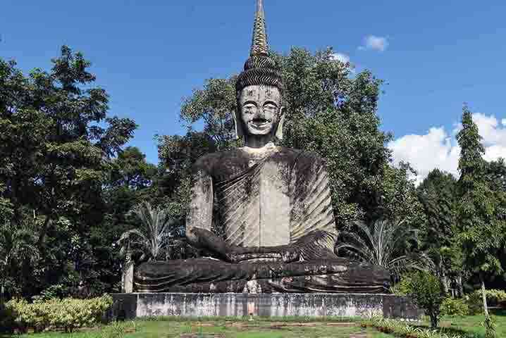 Grande statue de Bouddha assis en méditation, gravée de mantras inscrits sur son corps, à Sala Keoku, Nong Khai.