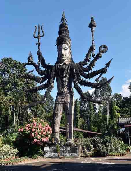 Statue monumentale de Shiva à bras multiples tenant des attributs divins, parc de Sala Keoku.