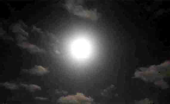 Pleine lune brillante brillant dans le ciel nocturne sombre.