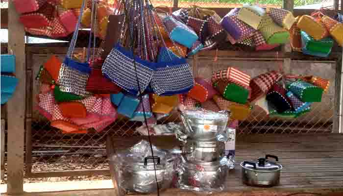 Les paniers tressés en plastique de Sri Wilai