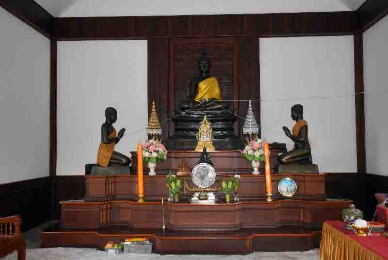 Wat Donkaew Sujitta Ram Statue du Bouddha dans l’ubosot, entourée de deux disciples en attitude de vénération.