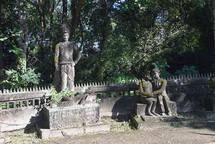 Statues de la Roue de la Vie décrivant l'amour et le destin humain face au temps, à Sala Keoku.