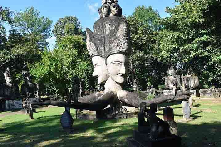 Sculpture monumentale à quatre visages et couronnée de crânes, centre de la Roue de la Vie à Sala Keoku.