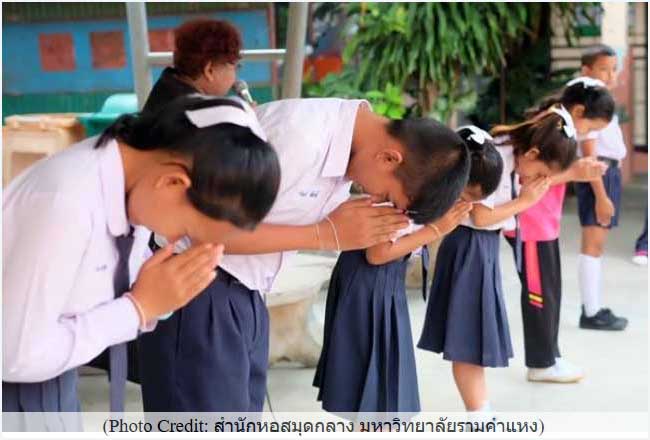 Geste du Wai traditionnel en Thaïlande.