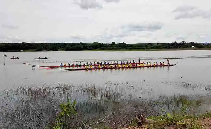 Les courses de pirogues à Ban Non Chan, Si Wilai