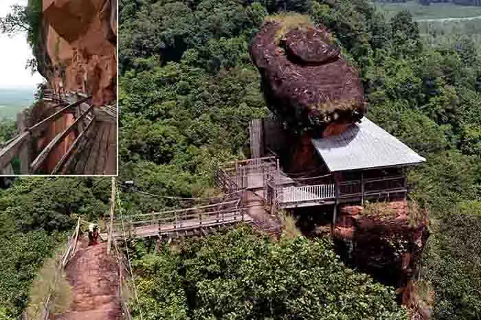 La montagne sacrée Phu Tok à Bueng Kan