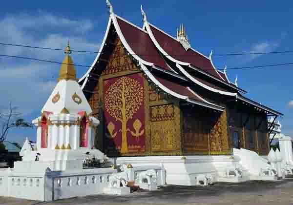 Wat Phoan Pong Wamaram et ses fresques murales dorées.