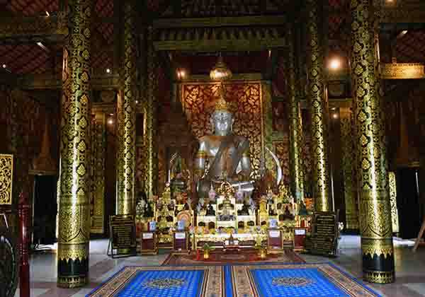 Wat Phoan Pong Wamaram : imposante statue de Bouddha assis en posture de soumission.